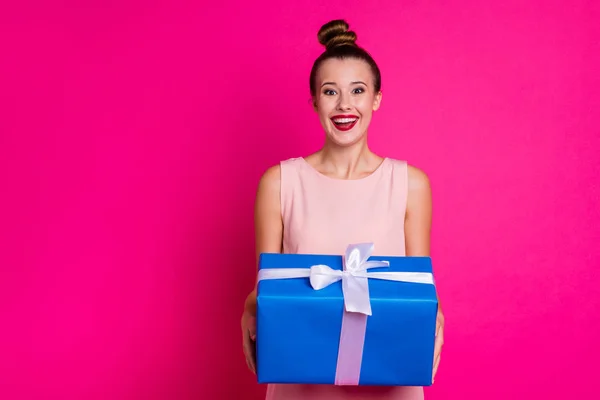 Portrait of charming lady youth person hold hand blue box 8-march 14-february free time vacation amazished incredible she skirt dress top-knot isolated pink background — Stok Foto