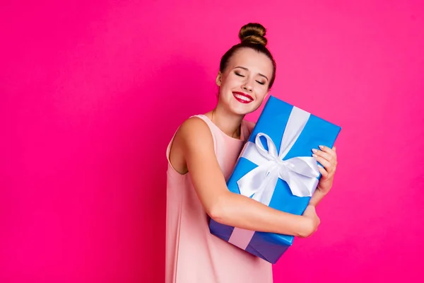 Retrato de encantadora encantadora juventud millennial tienen regalo ojos cerrados esperar cinta blanca pomada vestido vestido top-nudo de moda ella su aislado fondo rosa —  Fotos de Stock