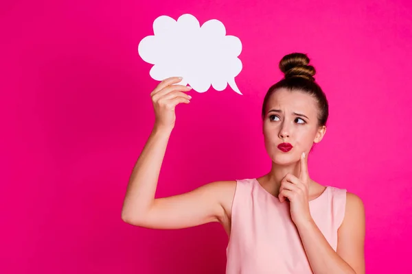 De cerca foto encantadora dama enfocada millennial agarre mano papel tarjeta nube pensamientos quieren saber tacto barbilla dedos manos palmas aisladas desgaste rosa pastel color ropa ella su colorido fondo —  Fotos de Stock