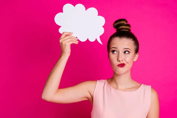 Cerca de la foto linda encantadora dama atractiva estudiante celebrar mano papel tarjeta nube no saben tener pensamientos incredulidad desgaste de moda ella su ropa moderna aislado colorido rosa fondo —  Fotos de Stock