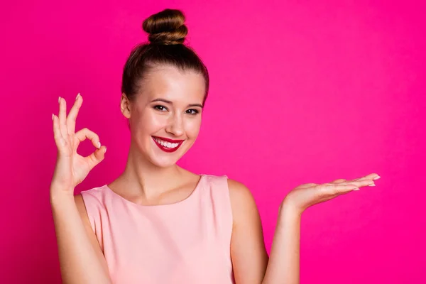 Portrait de magnifiques jeunes gens brillants attrayants personne toothy promoteur confiant annonces porter blouse à la mode noeud supérieur isolé rose fond coloré — Photo