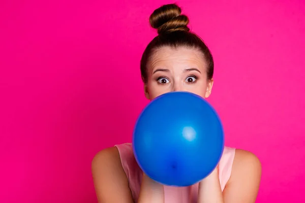 Nahaufnahme Foto von schönen schönen schönen Millennial aufblasen Ballon haben Freizeit positive fröhlich lustig funky Student tragen modische moderne Kleidung isoliert helle bunte Hintergrund — Stockfoto