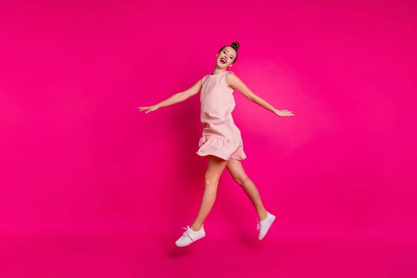 Volledige lengte lichaam grootte weergave foto mooie zoete prachtige aantrekkelijke mooie tiener tiener Meeting promenade vrije tijd ontspannen rest lachen lachen tevreden moderne jeugd kleding geïsoleerd levendige achtergrond — Stockfoto