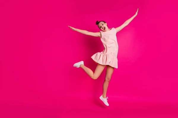 Longitud completa tamaño del cuerpo ver foto lindo dulce bastante millennial personas persona tienen movimiento movimiento levantar las manos brazos aire volar vestido zapatillas de deporte traje beige ropa falda aislado vibrante fondo rosa — Foto de Stock