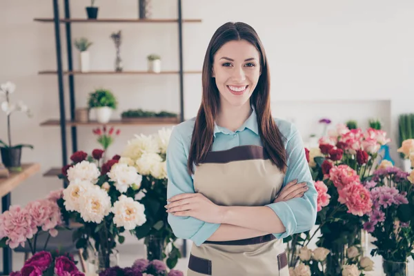 Portret van schattige charmign positieve cvheerful assistent hebben botanische tuin broeikasgassen natuur bloemschikken slijtage blauw shirt stijlvolle trendy mooie kapsel werkplek Rechtenvrije Stockafbeeldingen