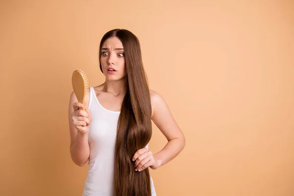 Porträtt av henne hon snygg snygg vacker välvårdad nervös Lady kamning ren klar felfri effekt reparera hår restaurering isolerade över beige bakgrund — Stockfoto