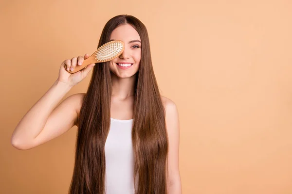 Porträt von ihr sie schön aussehende attraktive schöne gepflegte fröhliche fröhliche Dame hält in der Hand Kamm Schließung Gesicht glatte weiche seidige Haareffekt Keratin isoliert auf beige pastellfarbenem Hintergrund — Stockfoto