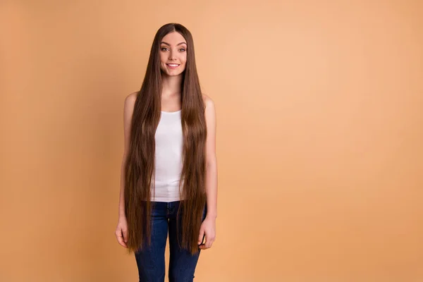 De cerca la foto hermosa increíble su señora cabello castaño muy largo mostrar grandes rizos condición mirada confiado interesado curioso desgaste casual blanco tanque-top jeans denim aislado pastel beige fondo —  Fotos de Stock