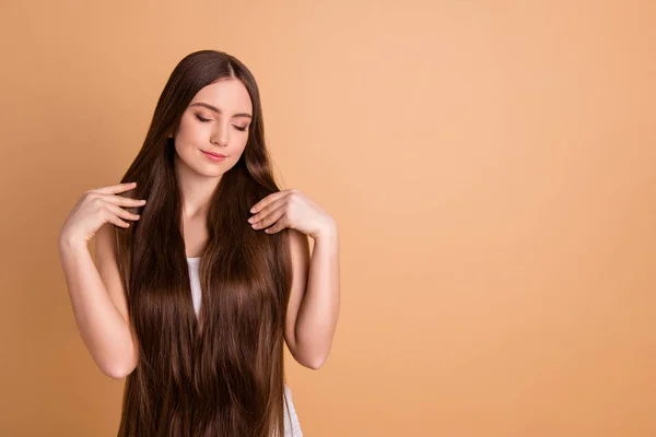 Portret van haar ze mooi uitziende aantrekkelijke mooie Winsome schattig zoete goed verzorgde prachtige dame aanraken glad zacht perfect haar sterkte effect geïsoleerd op beige pastel achtergrond — Stockfoto