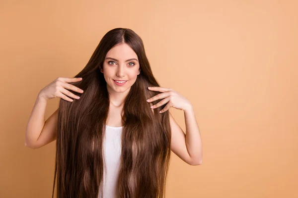 Retrato de ella ella agradable atractiva encantadora femenina suave bien cuidado alegre dama tocando limpio suave suave perfecto impecable pelo sueño salón procedimiento aislado sobre fondo beige pastel — Foto de Stock