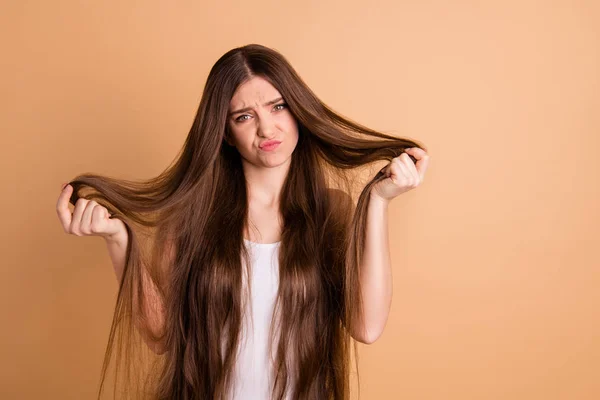 Portret van haar ze mooi uitziende aantrekkelijk goed verzorgde ontevreden triest dame tonen reparatie verliezen losse verlies preventie haar collageen gebrek geïsoleerd op beige pastel achtergrond — Stockfoto