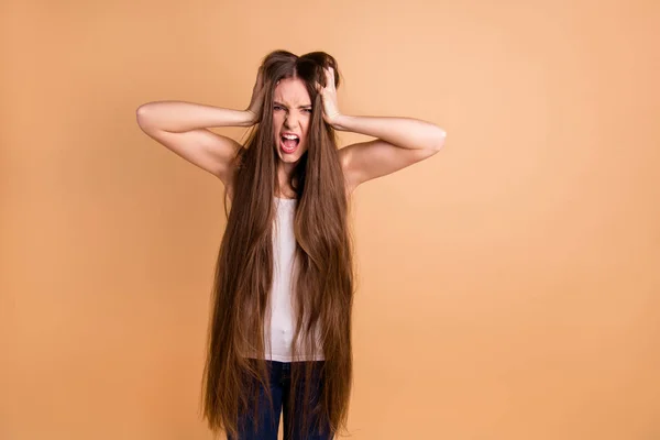 De cerca foto hermosa loca su señora brazos manos cabeza pelo muy largo mal estado estera elfo-bloqueo rizos grito grito gritar usar casual blanco tanque-top jeans denim aislado pastel beige fondo —  Fotos de Stock