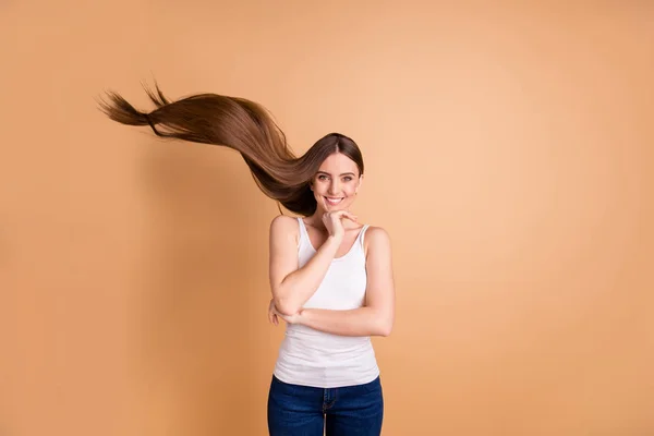 Närbild foto vacker söt hennes hon Lady händer armar håll beröring haka överlycklig varm vind BRIS hår flygning inspirerad föreställa slitage casual vit tank-top Jeans denim isolerad pastell beige bakgrund — Stockfoto