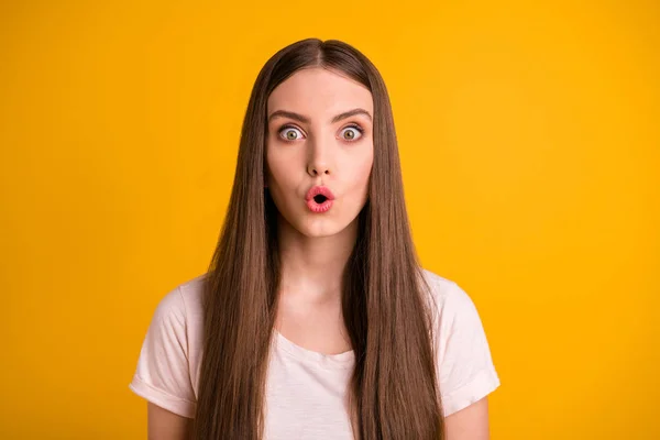 Retrato de agradable lindo dulce milenario asombrado escuchar noticias increíbles promoción ansiedad fin de semana tiempo libre descanso usar ropa de juventud moderna aislado fondo amarillo —  Fotos de Stock