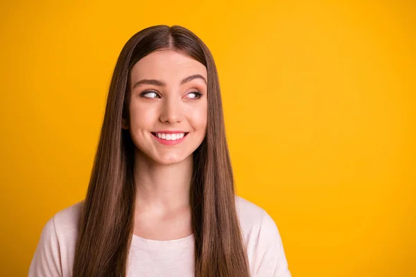 Close up foto de olhar bonito adolescente bonito tem pensamentos escolha decisões curioso ter plano de mente desgaste moda roupas isoladas amarelo vibrante fundo — Fotografia de Stock