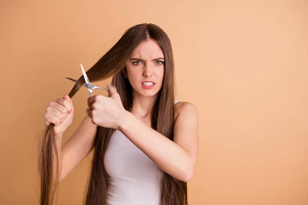 Retrato de la señora hermosa irritada sostener corte de pelo de la mano quieren cortar la indignación problema de salud aislado desgaste de color claro singlet beige fondo — Foto de Stock