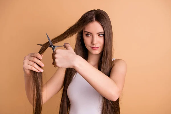 Büyüleyici muhteşem güzel bayan tutun el salon saç serin odaklı yeni modern tarzı izole giyinmiş beyaz üst tek pastel bej arka plan istiyorum — Stok fotoğraf