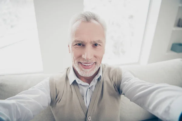 Close up foto incrível macho ele ele seu homem idoso fazer tirar selfies amigável positivo moderno branco perfeito dentes usam camisa branca calças de colete aconchegante divã casa plana sala de estar dentro de casa — Fotografia de Stock