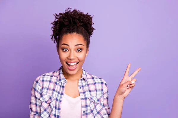 Primo piano ritratto di lei lei bello affascinante carino attraente bello allegro allegro allegro ragazza dai capelli ondulati in camicia a quadretti che mostra v-segno di buon umore isolato su viola pastello sfondo viola — Foto Stock