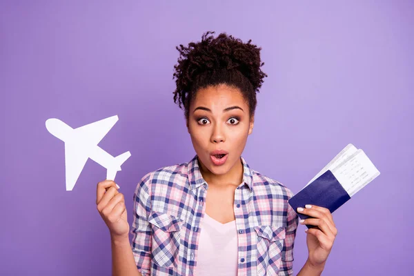 Portret verbaasd schattig dame onder de indruk ongelooflijk onverwachte nieuws houden hand papier vliegtuig vrije tijd open mond Wow wondermooie top-Knot geïsoleerd slijtage stijlvolle geruite shirt paarse achtergrond — Stockfoto