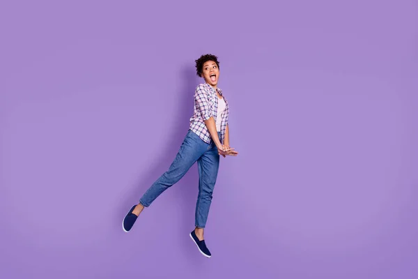 Повнометражний розмір тіла фотографія насолоди підлітків задоволений змістом радісний крик сміх має вільний час розслабитися одяг джинси перевірені сорочка зверху-ніг ізольовані на фіолетовому фоні — стокове фото