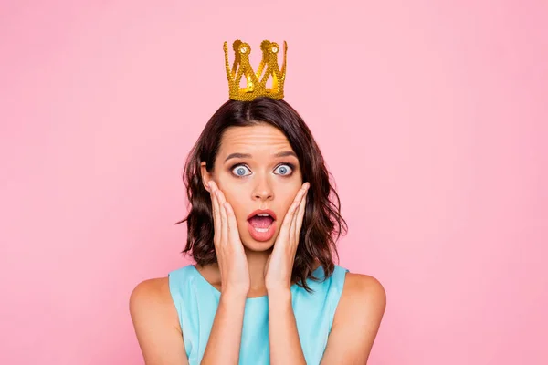 De cerca foto hermosa su señora atractiva apariencia manos brazos pómulos estupor mirando frentes dorados pierden estatus social épica no usar colorido vestido azul aislado rosa brillante fondo —  Fotos de Stock