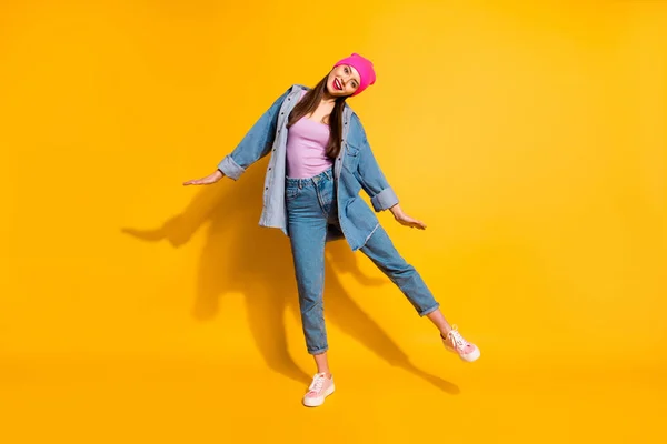 Full längd kroppsstorlek Visa foto av attraktiva tusenåriga Känn dig glad fritid hon hennes innehåll uppriktig klädd sneakers moderna kläder isolerad gul ljus bakgrund — Stockfoto