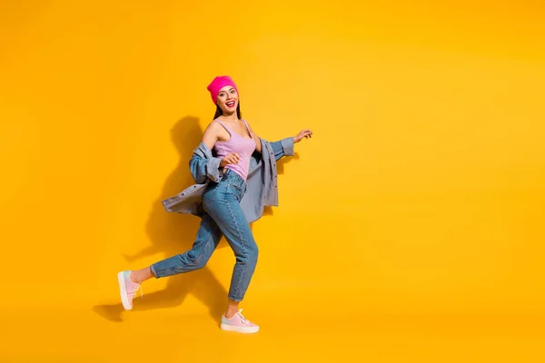 Comprimento total do corpo tamanho ver foto de bonito encantador senhora adolescente esporte movimento sentir que ela boa aparência satisfeito feliz usar tênis roupa singlet isolado fundo brilhante — Fotografia de Stock