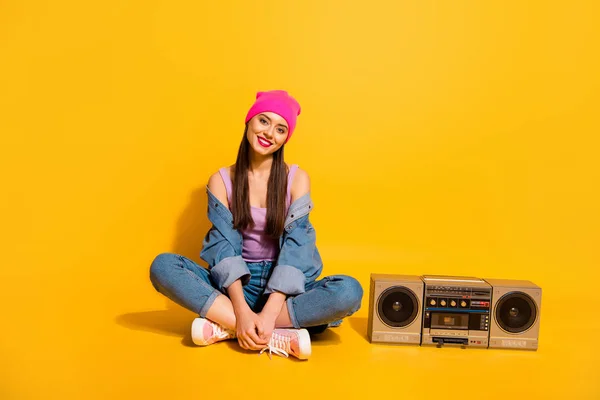 Comprimento total tamanho do corpo foto bonita ela sua senhora fim de semana de férias lazer vintage gravador de áudio sentar pernas chão cruzado desgaste casual jeans jaqueta sapatos rosa chapéu isolado amarelo fundo vívido — Fotografia de Stock