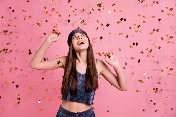 De cerca foto hermosa ella sus manos señora brazos levantados coger brillo oro estrellas de oro cayendo buscar espacio vacío divertido funky desgaste azul sedoso traje de dormir máscara aislado rosa fondo —  Fotos de Stock