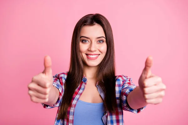 Primer plano retrato de ella ella agradable atractivo precioso peinado brillo positivo alegre alegre optimista de pelo recto chica con camisa a cuadros dando doble pulgar aislado sobre fondo rosa — Foto de Stock