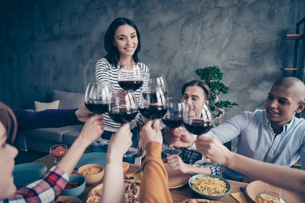 Närbild fotoföretag social tradition händelse medlemmar bästa kompisar olika race damer killar höja glasögon dryck Säg berätta rostat bröd skjortor formella slitage tröjor pullovrar hänga ut Loft rum inomhus — Stockfoto