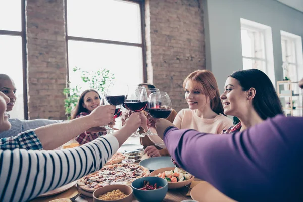 Bijgesneden close-up foto bedrijf sociale menigte beste evenement leden vrienden verschillende race dames jongens glazen drank zeggen toast toast shirts formele-slijtage truien pullovers hangen Loft Kamer binnenshuis — Stockfoto