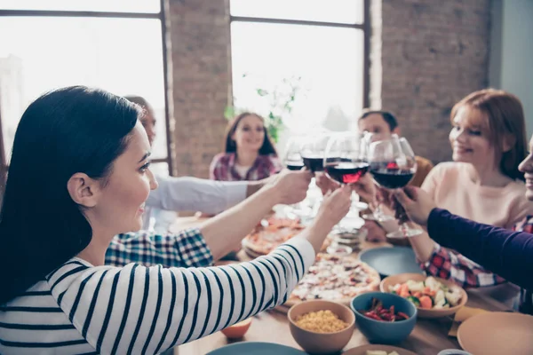 Recortado cerca de la compañía de fotos muchedumbre social mejores miembros del evento amigos diferentes razas damas chicos levantan vasos bebida decir brindis camisas ropa formal suéteres pullovers pasar el rato en el loft habitación interior — Foto de Stock