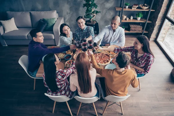 Närbild topp ovanför hög vinkel fotoföretag social Crowd händelse umgås medlemmar kompisar olika race höja glasögon dryck Sit Round bords tröjor formell-Wear tröjor pullovrar Loft rum inomhus — Stockfoto