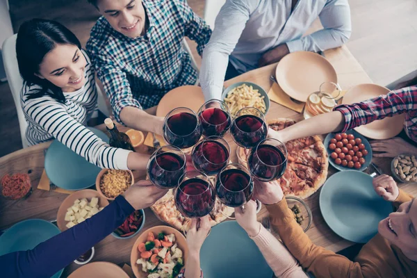 Beskäras närbild topp ovanför hög vinkel fotoföretag social Crowd händelse umgås bästa medlemmar olika race killar höja glasögon dryck Sit Table shirts formella slitage tröja Pullover Loft rum inomhus — Stockfoto