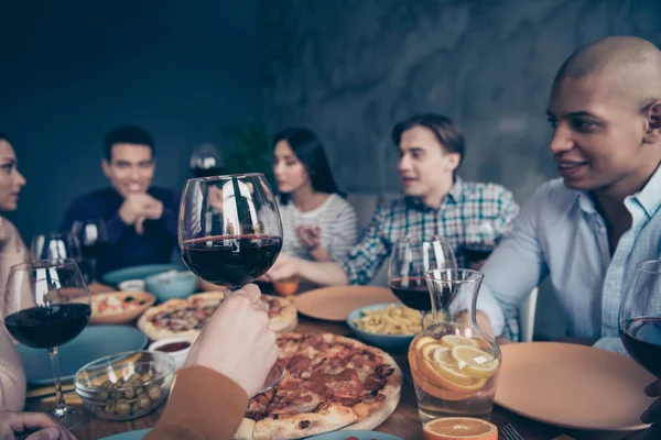 Bijgesneden close-up foto communiceren bedrijf sociale menigte gebeurtenis hangen beste leden verschillende race jongens verhogen glazen drank Sit tafel shirts formele-Wear trui Pullover Loft Kamer binnenshuis — Stockfoto