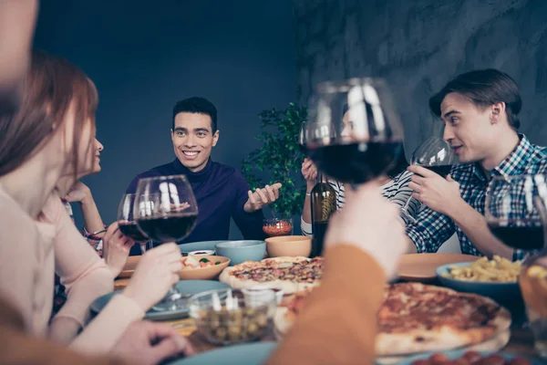 Recortado cerca de la empresa de comunicación de fotos emocionado evento de multitud social pasar el rato los mejores miembros diferentes chicos de la raza levantan vasos bebida sentarse mesa camisas ropa formal jersey loft habitación interior — Foto de Stock