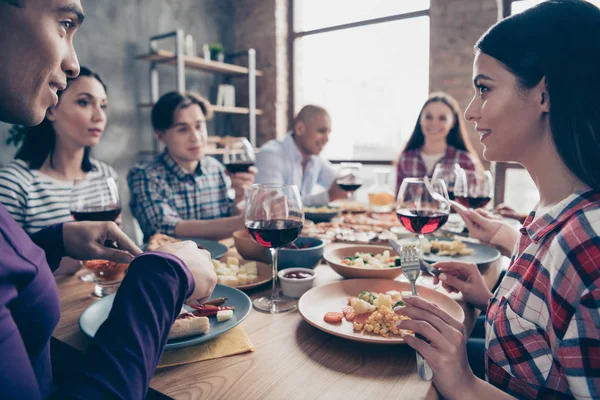 Recortado cerca de la empresa de comunicación de fotos emocionado evento de multitud social pasar el rato los mejores miembros diferentes chicos de la raza levantan vasos bebida sentarse mesa camisas ropa formal jersey loft habitación interior — Foto de Stock