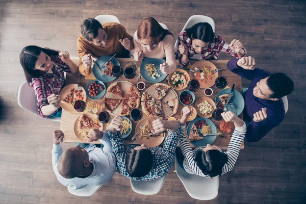 Närbild topp ovanför hög vinkel foto festlig hurra Ja företag social Crowd händelse medlemmar armar händer nävar upp bästa konkurrenskraftiga semester Sit Table shirts tröja Pullover Loft rum inomhus — Stockfoto