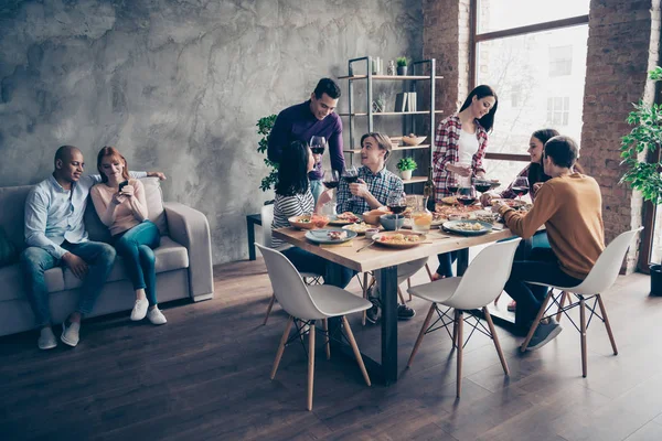 Närbild foto vänlig Talk konversation företag par födelsedag händelse olika race killar glasögon dryck soffbord soffa skjortor formellt slitage tröja Pullover Loft rum café restaurang inomhus — Stockfoto