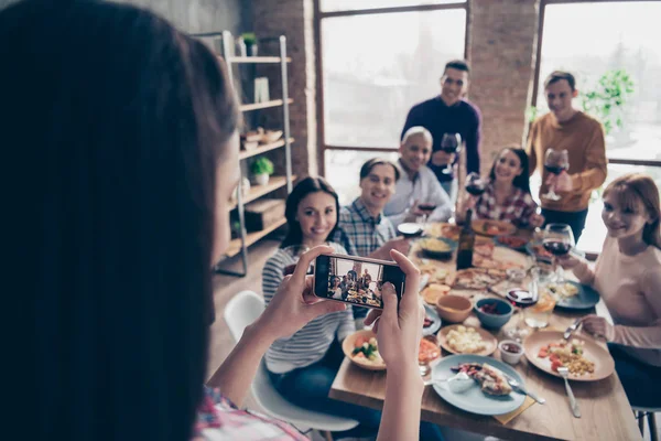 Närbild foto vänligt företag händelse olika race killar höja glasögon dryck look kamera telefon tradition bild Sit Table shirts formellt slitage tröja Pullover Loft rum café restaurang inomhus — Stockfoto