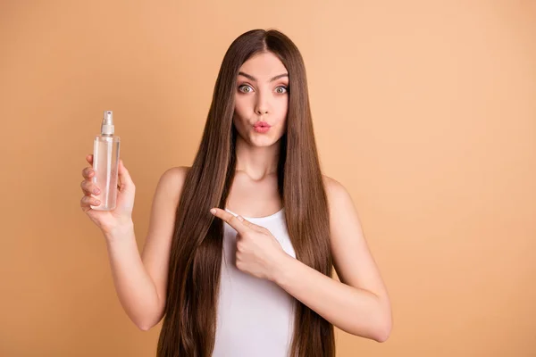 Porträt von niedlich lustig funky Teenager halten Hand haben gesunde Verfahren aussehen Aufmerksamkeit Entscheidung beraten tragen weiße Top Singlet hell-farbig isoliert beige Hintergrund — Stockfoto