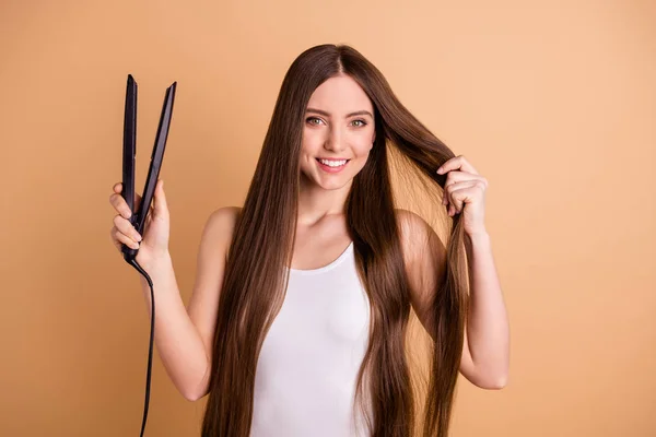 Retrato de bonito encantador jovem senhora millennial segurar mão toque curl diversão festa preparação rir ferramenta de cuidados de saúde desgaste roupas de cor clara singlet isolado fundo bege — Fotografia de Stock