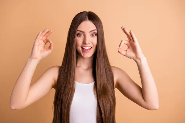 Retrato de la señora encantadora linda publicidad juvenil elegir decidir aconsejar salón perfecto perfecto peluquería profesional aislado desgaste blanco superior singlet beige pastel fondo — Foto de Stock