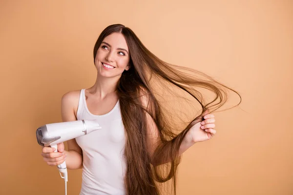 Portret van leuke aantrekkelijke lieve mensen persoon attent geïnteresseerd contemplatie Overweeg Guess plan idee slijtage trendy mooie top singlet geïsoleerd beige achtergrond — Stockfoto