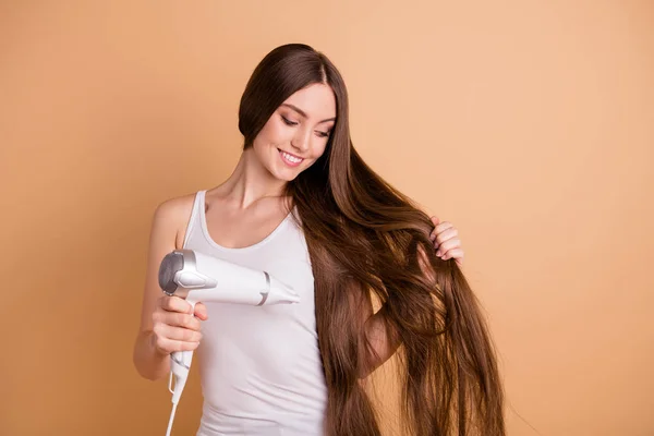 Porträt von schönen schönen charmanten Teenager Trockenfrisur aussehen zufrieden fühlen genießen froh tragen weiße helle Kleidung Top Singlet isoliert beige Hintergrund — Stockfoto