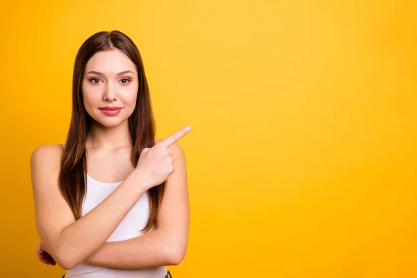 Close up photo beautiful amazing she her her lady ideal perfect appearance hand arm index finger indicate empty space advising comprar comprador use casual white tank-top isolated bright yellow background — Foto de Stock