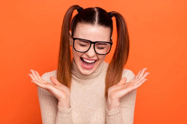 Ritratto bello piuttosto infantile giocoso adolescente hipster risata sentito battute alzare le mani sogno spensierato reazione chill break pausa elegante trendy specs dolcevita isolato arancio sfondo — Foto Stock