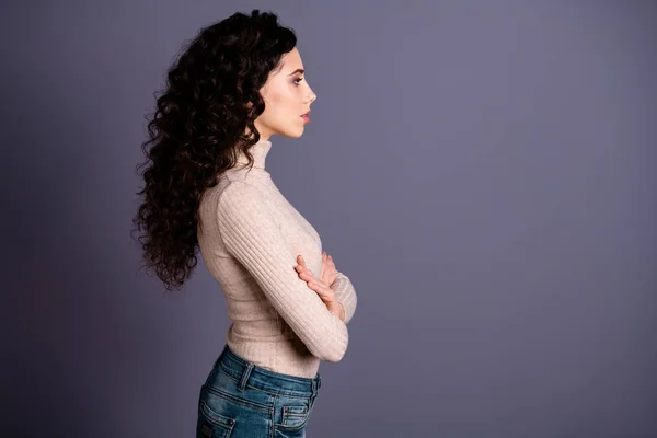 Close-up zijprofiel foto mooi verbazingwekkend ze haar dame volume cool kapsel armen gekruist blik lege ruimte succes zakenlui dragen casual pastel Pullover geïsoleerde grijze achtergrond — Stockfoto